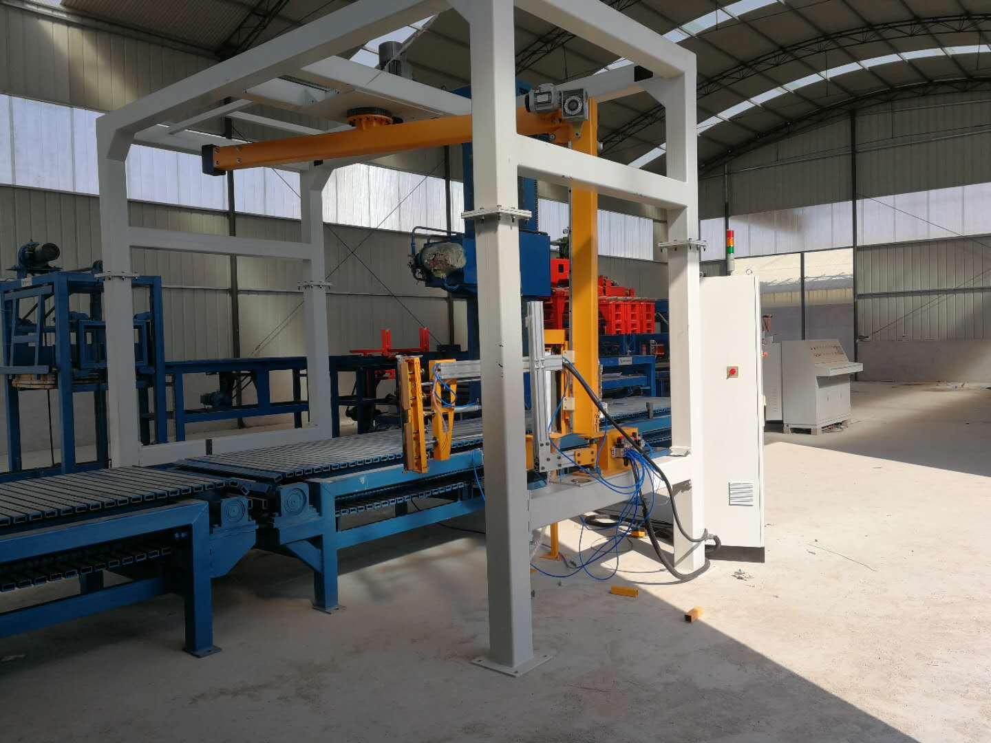 山东星派克为河北某新型建材厂定制的悬臂缠绕机交付使用